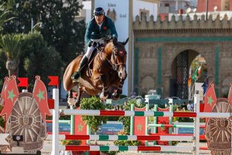 Garde royale sautant par dessus les obstacles