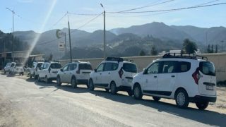 تاونات .. إعتصام سائقي سيارات الأجرة لبني زروال أمام دائرة غفساي بسبب النزاع بين محطات سيارات الأجرة