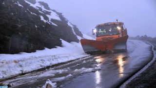 أزيلال.. تعبئة مكثفة لإزاحة الثلوج حرصا على سلامة مستعلمي الطريق.