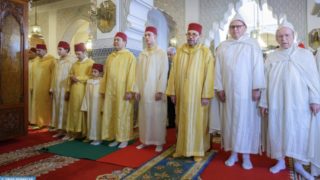 أمير المؤمنين يؤدي صلاة عيد الفطر بمسجد أهل فاس بالرباط ويتقبل التهاني بهذه المناسبة السعيدة.