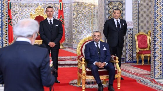 والي بنك المغرب يرفع إلى جلالة الملك التقرير السنوي للبنك المركزي حول الوضعية الاقتصادية والنقدية والمالية للمملكة