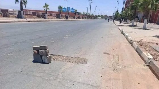 حفرة عملاقة عند مدخل العطاوية تثير مخاوف السائقين وتستدعي تدخلاً عاجلاً.