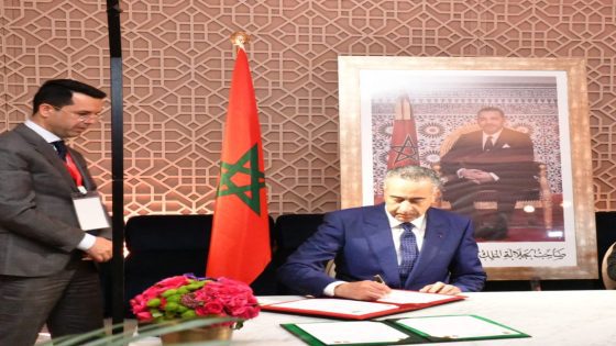 عبد اللطيف حموشي يقوم بزيارة إلى منزل أسرة الشرطي شهيد الواجب، الذي كان قد توفي بمدينة إيموزار.