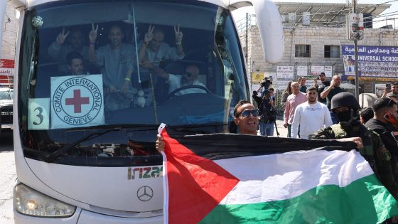 وصول أسرى فلسطينيين محررين إلى خان يونس بغزة