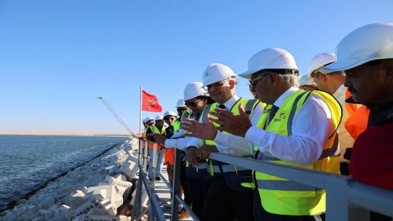 نزار بركة يجري زيارة تفقدية لورش تشييد ميناء الداخلة الأطلسي.