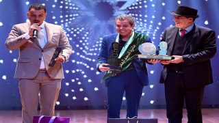 تكريم الفنان عبد الكبير الركاكنة في حفل جائزة النجم المغربي لسنة 2025.