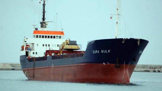 غرق سفينة بنمية قبالة سواحل العيون