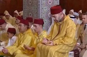 أمير المؤمنين يؤدي صلاة عيد الأضحى المبارك بمسجد أهل فاس بالرباط 12 FB IMG 1779916538370