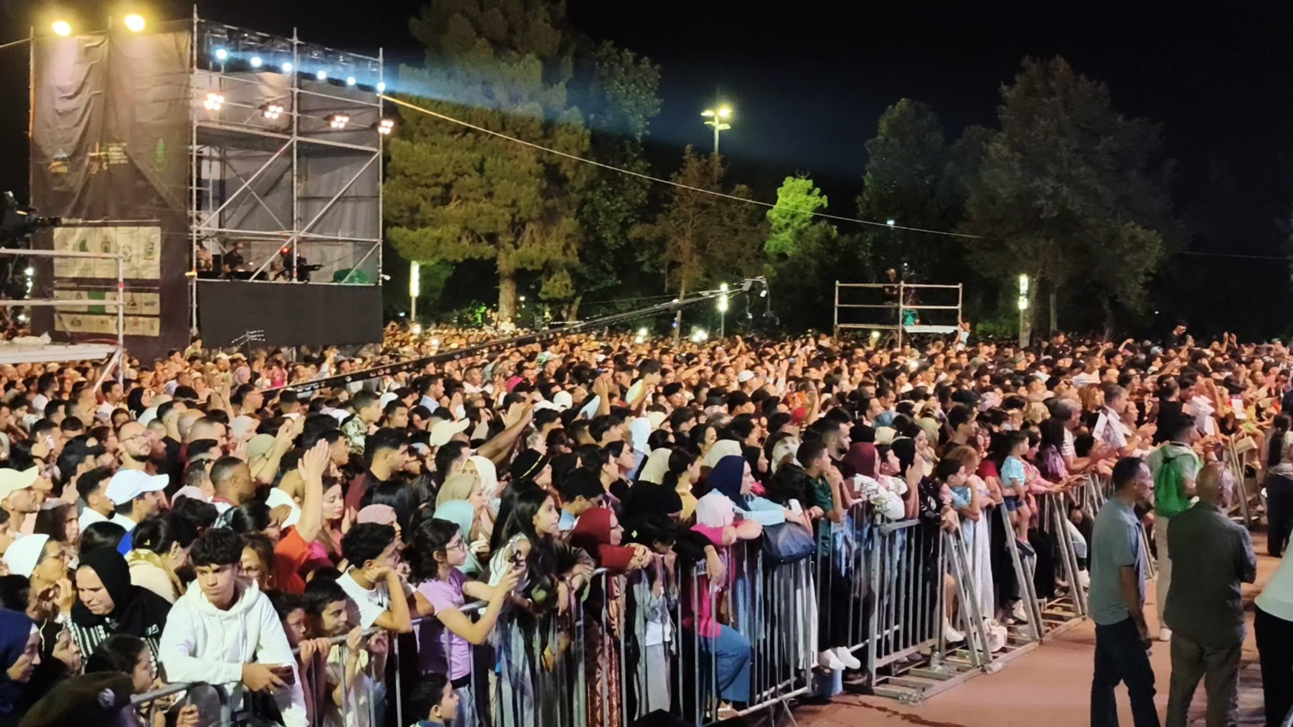 أكثر من 120 ألف زائر يحولون سهرة "أحوزار "و"مسلم" ونجوم الأغنية المغربية إلى عرس فني استثنائي في مهرجان إفران 14 IMG 20260728 WA0069 1 scaled