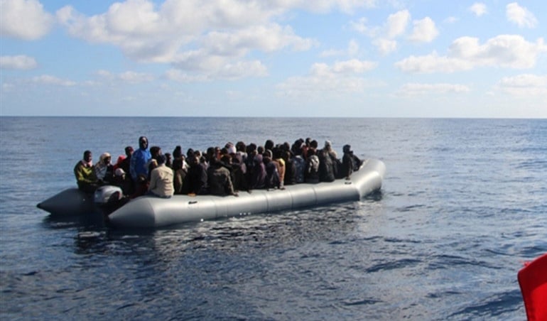 إيطاليا تفكك شبكة لتهريب المهاجرين بين الجزائر وسردينيا وتوقف 8 مشتبه بهم 12 1219149 des migrants sur une embarcation en janvier 2020 sur la mediterranee illustration