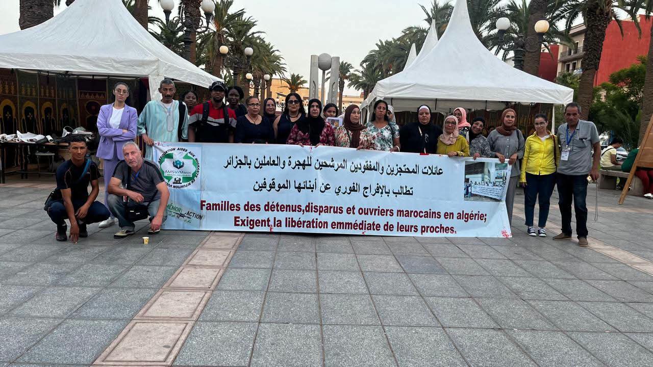 تسليم 33 مغربياً من الجزائر.. أسر تنتظر أبناءها عند الحدود بوجدة 12 FB IMG 1789596509186