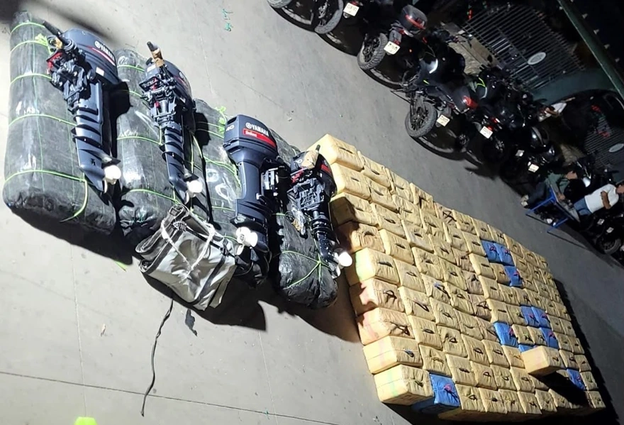 ميناء طنجة المتوسط.. إحباط محاولة تهريب أكثر من 3.5 أطنان من مخدر الشيرا 12 vis 1010202614505875